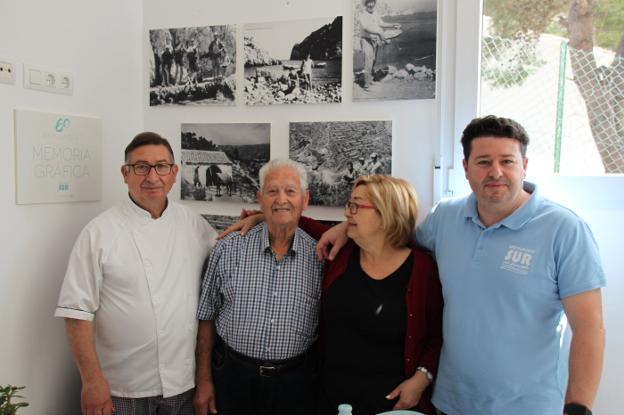 Paco, Ana y J. Ángel junto a su padre, Joaquín Estalrich, junto a varias de las fotografías. 