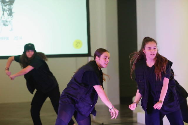 El Centro del Carmen de Valencia ha acogido este 30 de abril la celebración de la Fiesta del Día de la Danza que organiza la Associació de Professionals de la Dansa de la Comunitat Valenciana y que se rinde tributo y culto con la entrega de los galardones por parte de asociación. En el evento han participado Let's grow, Tremor Dance Company, Home Dance Studio, dj Dewis y Enoch Bascuñana 'Inox'.