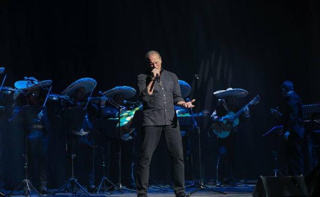 El artista Bertín Osborn, durante un concierto. 