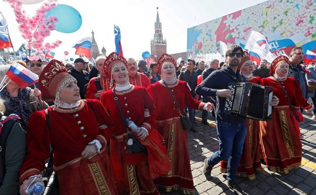 Imagen principal - Imágenes de las manifestaciones en Moscú y San Petersburgo.