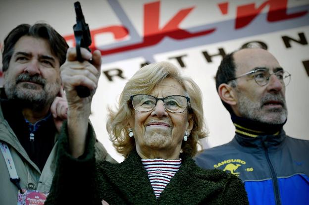 Manuela Carmena da el pistoletazo de salida al Maratón de Madrid. 