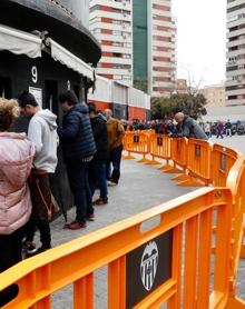 Imagen secundaria 2 - Los aficionados esperan su turno para hacerse con una entrada de la final.