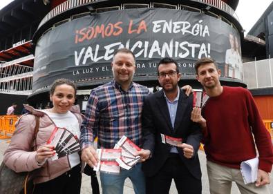 Imagen secundaria 1 - Los aficionados esperan su turno para hacerse con una entrada de la final.