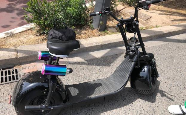 El híbrido entre patinete y moto que conducía el hombre.