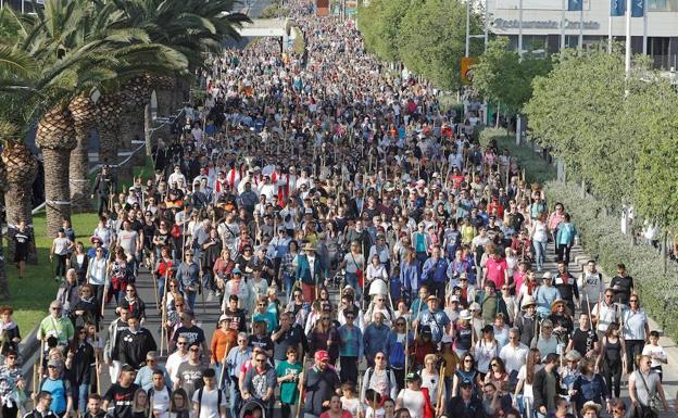 Miles de peregrinos en la romería. 