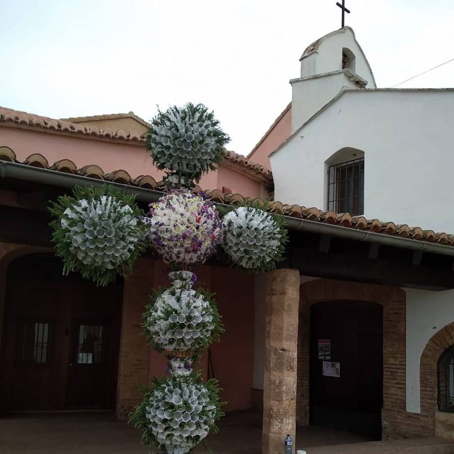 Asociación Horta de Valencia. Un total de 49 cruces de mayo elaboradas con flores han sido instaladas en las calles de la ciudad de Valencia, al igual que en otras localidades de la diócesis, en una celebración que tiene su origen en la Edad Media.