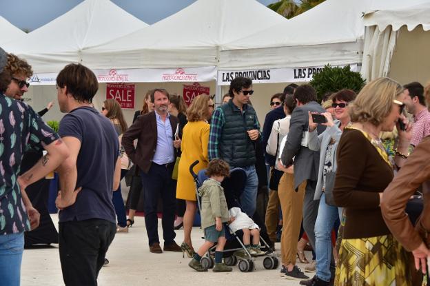 Numerosas personas se acercaron ayer a la Feria Inmob Marina Alta, instalada en el paseo del puerto de Dénia, en la jornada inaugural del evento. 