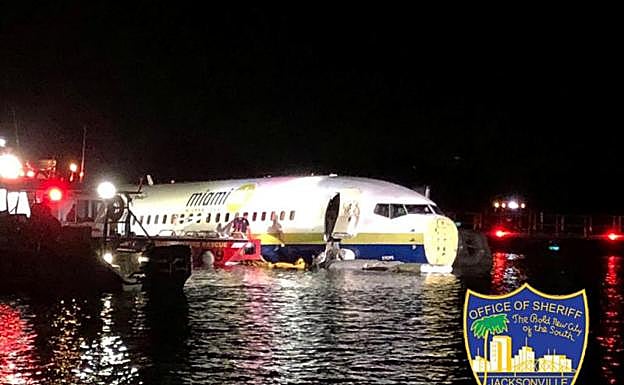 El avión, en el río. 