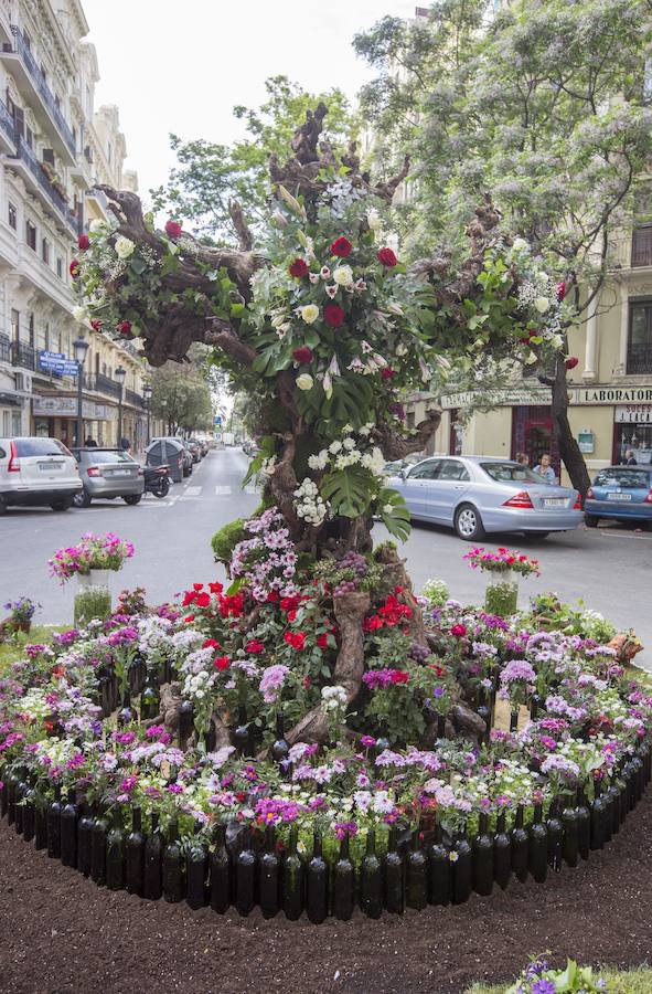  Un total de 49 cruces de mayo elaboradas con flores han sido instaladas en las calles de la ciudad de Valencia, al igual que en otras localidades de la diócesis, en una celebración que tiene su origen en la Edad Media.