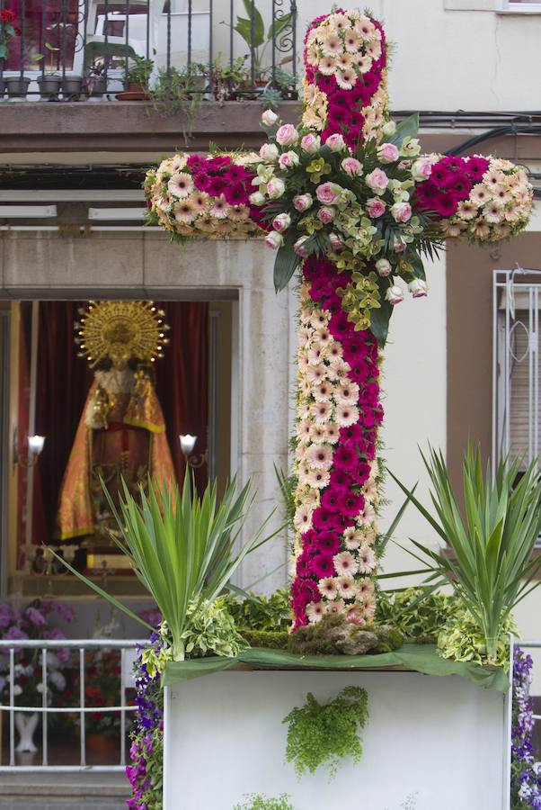  Un total de 49 cruces de mayo elaboradas con flores han sido instaladas en las calles de la ciudad de Valencia, al igual que en otras localidades de la diócesis, en una celebración que tiene su origen en la Edad Media.