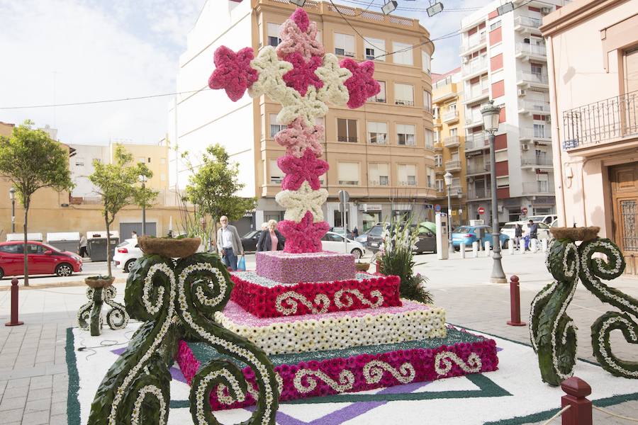  Un total de 49 cruces de mayo elaboradas con flores han sido instaladas en las calles de la ciudad de Valencia, al igual que en otras localidades de la diócesis, en una celebración que tiene su origen en la Edad Media.