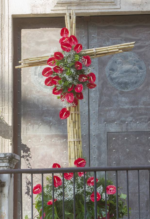  Un total de 49 cruces de mayo elaboradas con flores han sido instaladas en las calles de la ciudad de Valencia, al igual que en otras localidades de la diócesis, en una celebración que tiene su origen en la Edad Media.