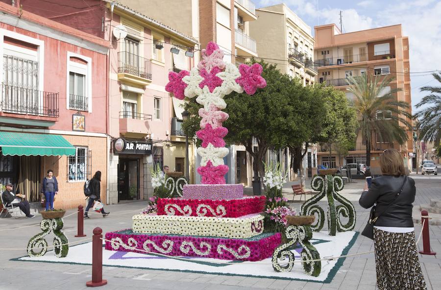  Un total de 49 cruces de mayo elaboradas con flores han sido instaladas en las calles de la ciudad de Valencia, al igual que en otras localidades de la diócesis, en una celebración que tiene su origen en la Edad Media.