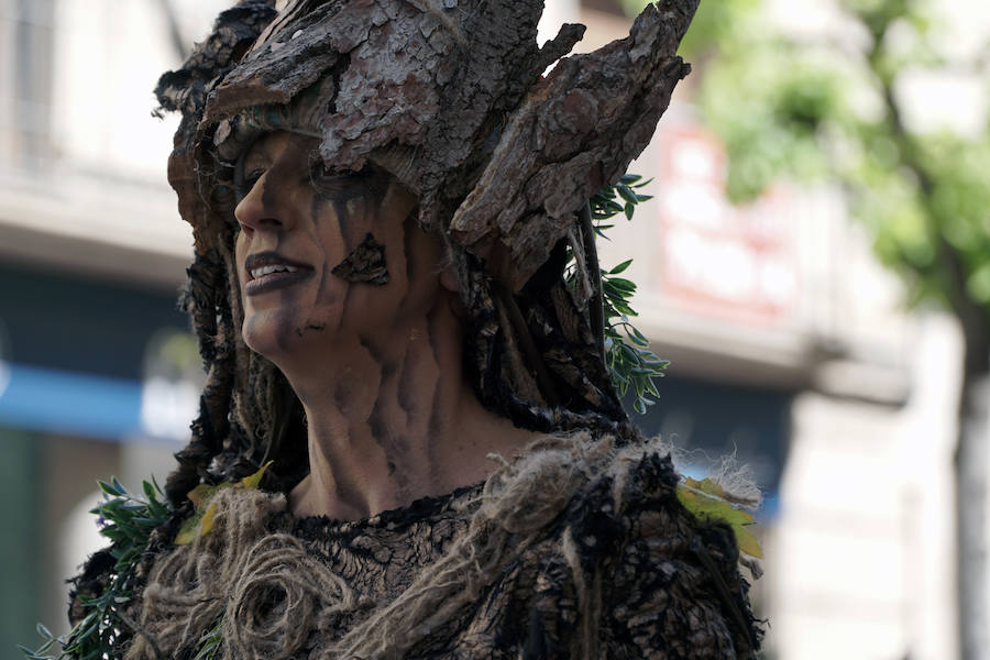 Las Fiestas de Moros y Cristianos en honor a San Jorge están declaradas de Interés Turístico Internacional desde 1980, y consideradas como la cuna de cuantas se celebran a lo largo y ancho de la Comunidad Valenciana. Conmemoran los hechos históricos que tuvieron lugar en 1276, relacionados con las sublevaciones de los musulmanes que habitaban la zona y que dieron origen al patronazgo de San Jorge, al que la tradición atribuye su intervención en defensa de los nuevos pobladores, con ocasión del ataque que sufrieron y en cuya batalla murió el caudillo Al-Azraq.