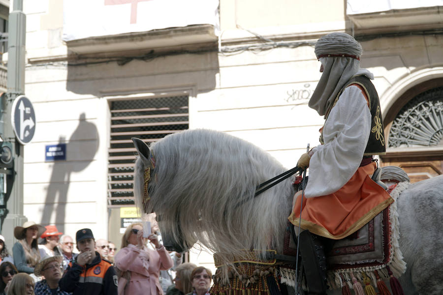 Las Fiestas de Moros y Cristianos en honor a San Jorge están declaradas de Interés Turístico Internacional desde 1980, y consideradas como la cuna de cuantas se celebran a lo largo y ancho de la Comunidad Valenciana. Conmemoran los hechos históricos que tuvieron lugar en 1276, relacionados con las sublevaciones de los musulmanes que habitaban la zona y que dieron origen al patronazgo de San Jorge, al que la tradición atribuye su intervención en defensa de los nuevos pobladores, con ocasión del ataque que sufrieron y en cuya batalla murió el caudillo Al-Azraq.