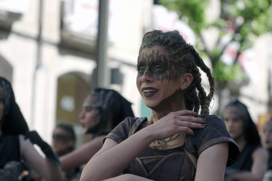 Las Fiestas de Moros y Cristianos en honor a San Jorge están declaradas de Interés Turístico Internacional desde 1980, y consideradas como la cuna de cuantas se celebran a lo largo y ancho de la Comunidad Valenciana. Conmemoran los hechos históricos que tuvieron lugar en 1276, relacionados con las sublevaciones de los musulmanes que habitaban la zona y que dieron origen al patronazgo de San Jorge, al que la tradición atribuye su intervención en defensa de los nuevos pobladores, con ocasión del ataque que sufrieron y en cuya batalla murió el caudillo Al-Azraq.