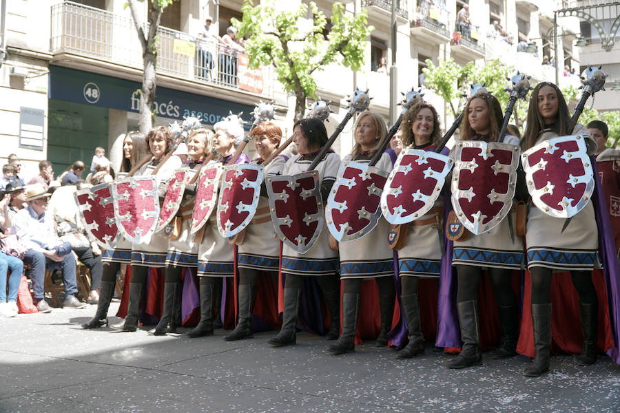 Las Fiestas de Moros y Cristianos en honor a San Jorge están declaradas de Interés Turístico Internacional desde 1980, y consideradas como la cuna de cuantas se celebran a lo largo y ancho de la Comunidad Valenciana. Conmemoran los hechos históricos que tuvieron lugar en 1276, relacionados con las sublevaciones de los musulmanes que habitaban la zona y que dieron origen al patronazgo de San Jorge, al que la tradición atribuye su intervención en defensa de los nuevos pobladores, con ocasión del ataque que sufrieron y en cuya batalla murió el caudillo Al-Azraq.