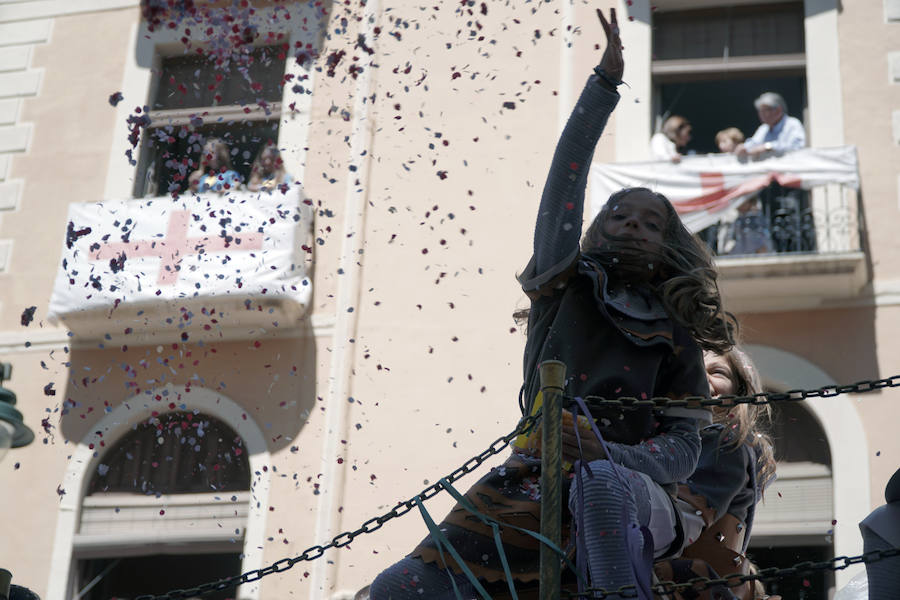 Las Fiestas de Moros y Cristianos en honor a San Jorge están declaradas de Interés Turístico Internacional desde 1980, y consideradas como la cuna de cuantas se celebran a lo largo y ancho de la Comunidad Valenciana. Conmemoran los hechos históricos que tuvieron lugar en 1276, relacionados con las sublevaciones de los musulmanes que habitaban la zona y que dieron origen al patronazgo de San Jorge, al que la tradición atribuye su intervención en defensa de los nuevos pobladores, con ocasión del ataque que sufrieron y en cuya batalla murió el caudillo Al-Azraq.