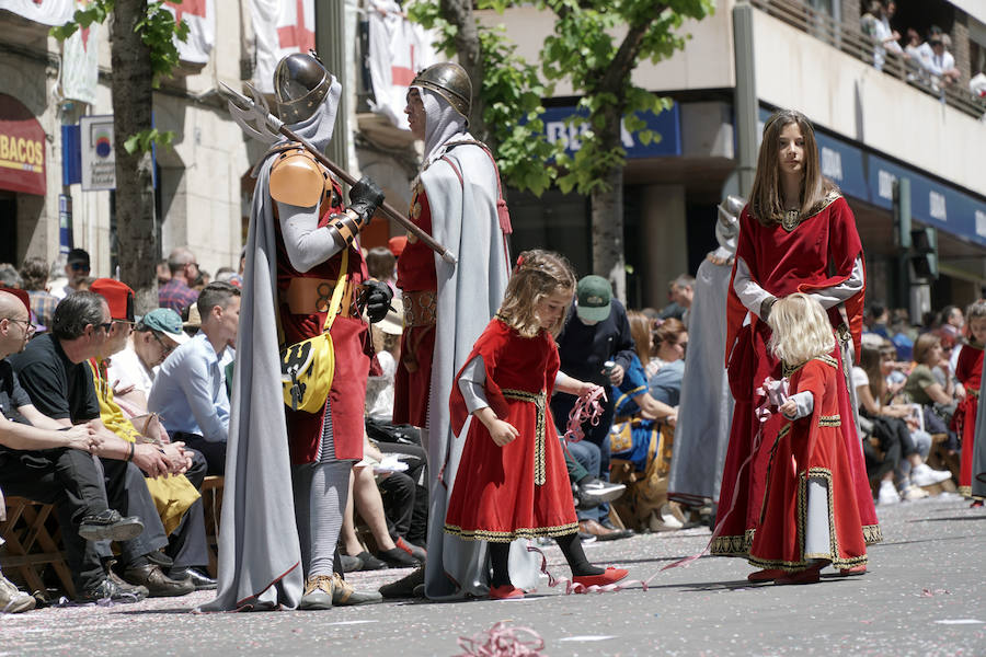 Las Fiestas de Moros y Cristianos en honor a San Jorge están declaradas de Interés Turístico Internacional desde 1980, y consideradas como la cuna de cuantas se celebran a lo largo y ancho de la Comunidad Valenciana. Conmemoran los hechos históricos que tuvieron lugar en 1276, relacionados con las sublevaciones de los musulmanes que habitaban la zona y que dieron origen al patronazgo de San Jorge, al que la tradición atribuye su intervención en defensa de los nuevos pobladores, con ocasión del ataque que sufrieron y en cuya batalla murió el caudillo Al-Azraq.