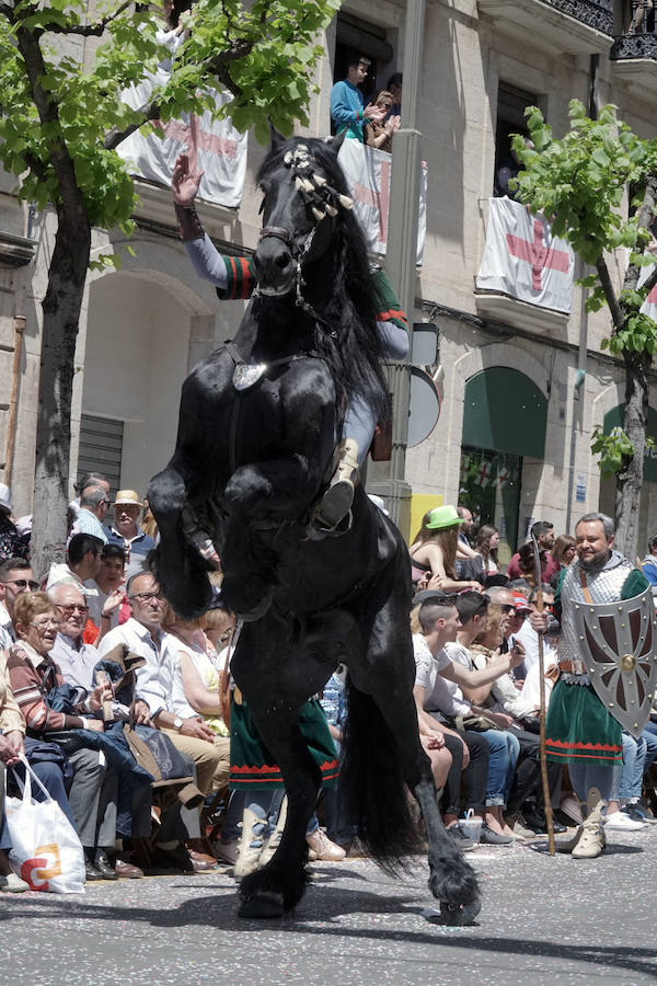 Las Fiestas de Moros y Cristianos en honor a San Jorge están declaradas de Interés Turístico Internacional desde 1980, y consideradas como la cuna de cuantas se celebran a lo largo y ancho de la Comunidad Valenciana. Conmemoran los hechos históricos que tuvieron lugar en 1276, relacionados con las sublevaciones de los musulmanes que habitaban la zona y que dieron origen al patronazgo de San Jorge, al que la tradición atribuye su intervención en defensa de los nuevos pobladores, con ocasión del ataque que sufrieron y en cuya batalla murió el caudillo Al-Azraq.