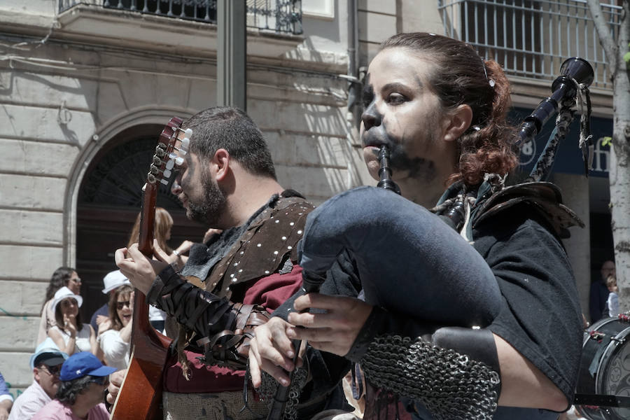 Las Fiestas de Moros y Cristianos en honor a San Jorge están declaradas de Interés Turístico Internacional desde 1980, y consideradas como la cuna de cuantas se celebran a lo largo y ancho de la Comunidad Valenciana. Conmemoran los hechos históricos que tuvieron lugar en 1276, relacionados con las sublevaciones de los musulmanes que habitaban la zona y que dieron origen al patronazgo de San Jorge, al que la tradición atribuye su intervención en defensa de los nuevos pobladores, con ocasión del ataque que sufrieron y en cuya batalla murió el caudillo Al-Azraq.