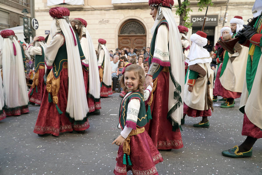 Las Fiestas de Moros y Cristianos en honor a San Jorge están declaradas de Interés Turístico Internacional desde 1980, y consideradas como la cuna de cuantas se celebran a lo largo y ancho de la Comunidad Valenciana. Conmemoran los hechos históricos que tuvieron lugar en 1276, relacionados con las sublevaciones de los musulmanes que habitaban la zona y que dieron origen al patronazgo de San Jorge, al que la tradición atribuye su intervención en defensa de los nuevos pobladores, con ocasión del ataque que sufrieron y en cuya batalla murió el caudillo Al-Azraq.