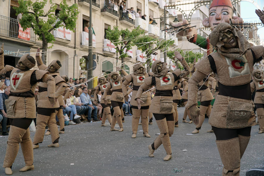 Las Fiestas de Moros y Cristianos en honor a San Jorge están declaradas de Interés Turístico Internacional desde 1980, y consideradas como la cuna de cuantas se celebran a lo largo y ancho de la Comunidad Valenciana. Conmemoran los hechos históricos que tuvieron lugar en 1276, relacionados con las sublevaciones de los musulmanes que habitaban la zona y que dieron origen al patronazgo de San Jorge, al que la tradición atribuye su intervención en defensa de los nuevos pobladores, con ocasión del ataque que sufrieron y en cuya batalla murió el caudillo Al-Azraq.