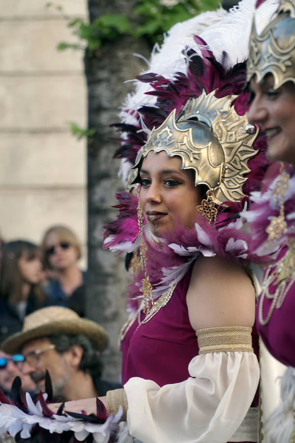 Las Fiestas de Moros y Cristianos en honor a San Jorge están declaradas de Interés Turístico Internacional desde 1980, y consideradas como la cuna de cuantas se celebran a lo largo y ancho de la Comunidad Valenciana. Conmemoran los hechos históricos que tuvieron lugar en 1276, relacionados con las sublevaciones de los musulmanes que habitaban la zona y que dieron origen al patronazgo de San Jorge, al que la tradición atribuye su intervención en defensa de los nuevos pobladores, con ocasión del ataque que sufrieron y en cuya batalla murió el caudillo Al-Azraq.