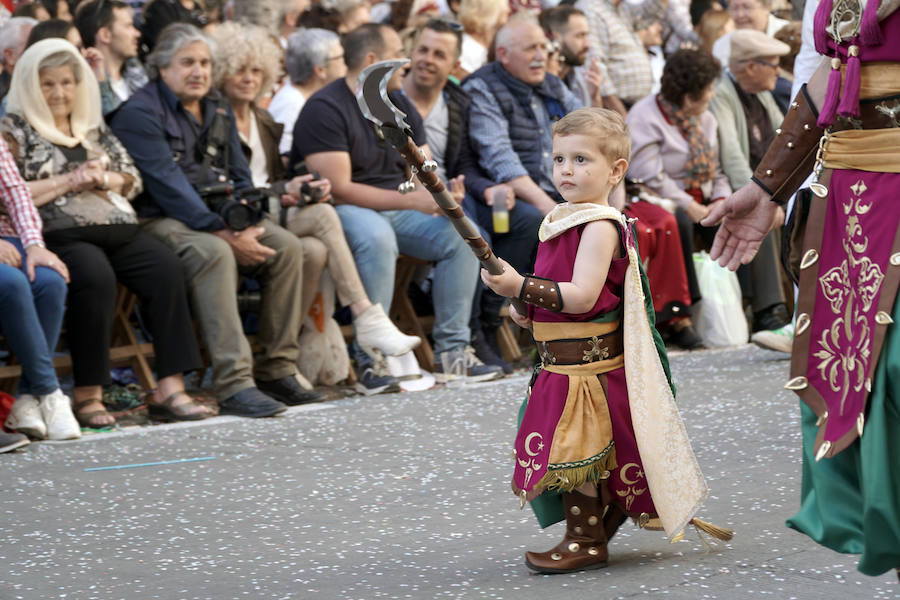 Las Fiestas de Moros y Cristianos en honor a San Jorge están declaradas de Interés Turístico Internacional desde 1980, y consideradas como la cuna de cuantas se celebran a lo largo y ancho de la Comunidad Valenciana. Conmemoran los hechos históricos que tuvieron lugar en 1276, relacionados con las sublevaciones de los musulmanes que habitaban la zona y que dieron origen al patronazgo de San Jorge, al que la tradición atribuye su intervención en defensa de los nuevos pobladores, con ocasión del ataque que sufrieron y en cuya batalla murió el caudillo Al-Azraq.