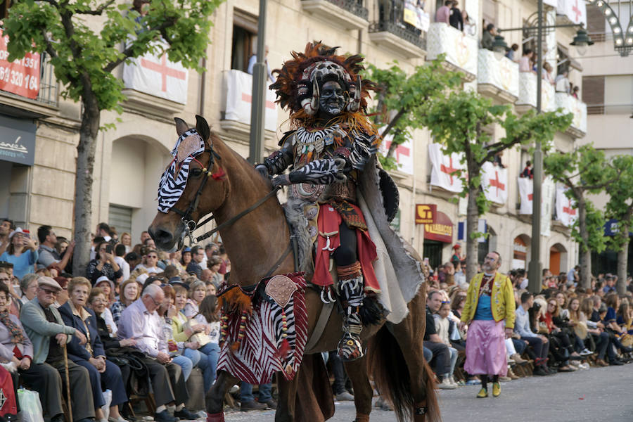 Las Fiestas de Moros y Cristianos en honor a San Jorge están declaradas de Interés Turístico Internacional desde 1980, y consideradas como la cuna de cuantas se celebran a lo largo y ancho de la Comunidad Valenciana. Conmemoran los hechos históricos que tuvieron lugar en 1276, relacionados con las sublevaciones de los musulmanes que habitaban la zona y que dieron origen al patronazgo de San Jorge, al que la tradición atribuye su intervención en defensa de los nuevos pobladores, con ocasión del ataque que sufrieron y en cuya batalla murió el caudillo Al-Azraq.