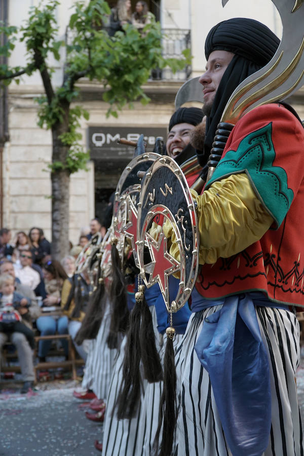 Las Fiestas de Moros y Cristianos en honor a San Jorge están declaradas de Interés Turístico Internacional desde 1980, y consideradas como la cuna de cuantas se celebran a lo largo y ancho de la Comunidad Valenciana. Conmemoran los hechos históricos que tuvieron lugar en 1276, relacionados con las sublevaciones de los musulmanes que habitaban la zona y que dieron origen al patronazgo de San Jorge, al que la tradición atribuye su intervención en defensa de los nuevos pobladores, con ocasión del ataque que sufrieron y en cuya batalla murió el caudillo Al-Azraq.