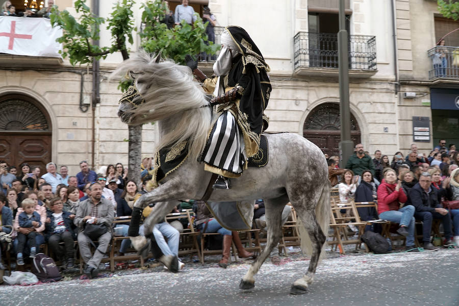 Las Fiestas de Moros y Cristianos en honor a San Jorge están declaradas de Interés Turístico Internacional desde 1980, y consideradas como la cuna de cuantas se celebran a lo largo y ancho de la Comunidad Valenciana. Conmemoran los hechos históricos que tuvieron lugar en 1276, relacionados con las sublevaciones de los musulmanes que habitaban la zona y que dieron origen al patronazgo de San Jorge, al que la tradición atribuye su intervención en defensa de los nuevos pobladores, con ocasión del ataque que sufrieron y en cuya batalla murió el caudillo Al-Azraq.