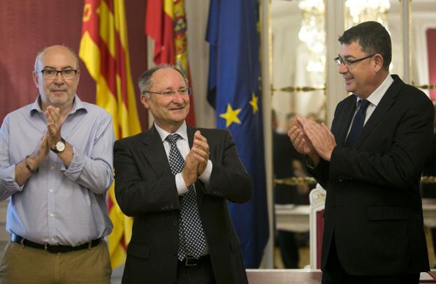 Joan Llinares, entre el conseller Manuel Alcaraz y el presidente de Les Corts, Enric Morera. 