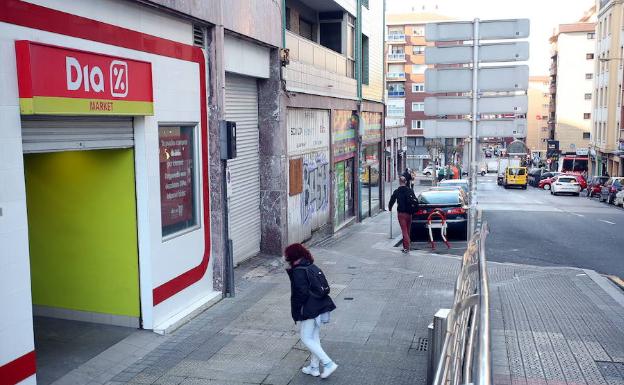 Una mujer se dispone a entrar en un supermercado de la cadena Dia. 