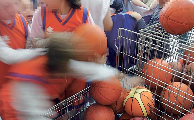 Una escuela de baloncesto de la Fundación Deportiva Municipal.