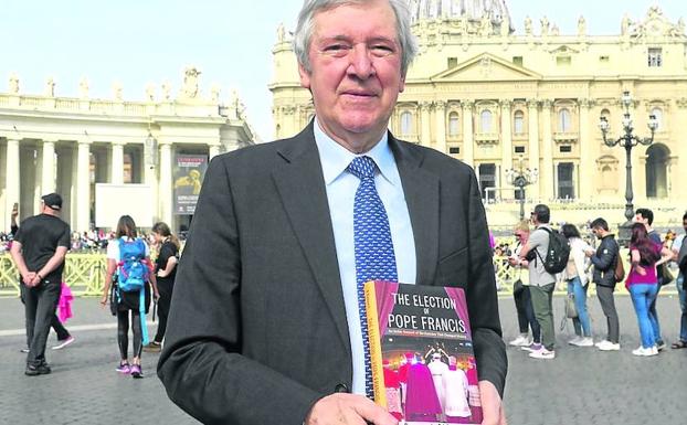 Gerard O'Connell posa con su libro en la Plaza de San Pedro del Vaticano. ::