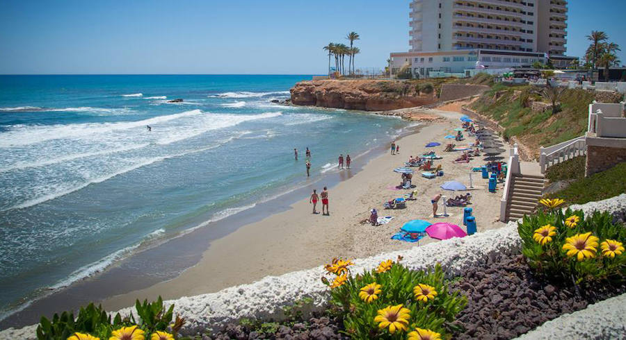 El año pasado, la Cala Cerrada en Orihuela (Alicante) también se hizo con el distintivo azul. Es una playa de arena fina situada en la urbanización de la Zenia y con fácil acceso desde la N-332.