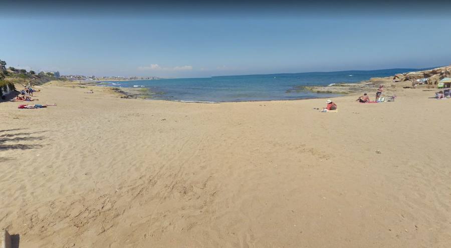 El otro galardón de 2018 lo estrenó la playa del Cabo Cervera, en Torrevieja (Alicante). Un pequeño entrante terrestre de arena fina que luce junto a la antigua torre de vigilancia costera conocida como Torre del Moro.