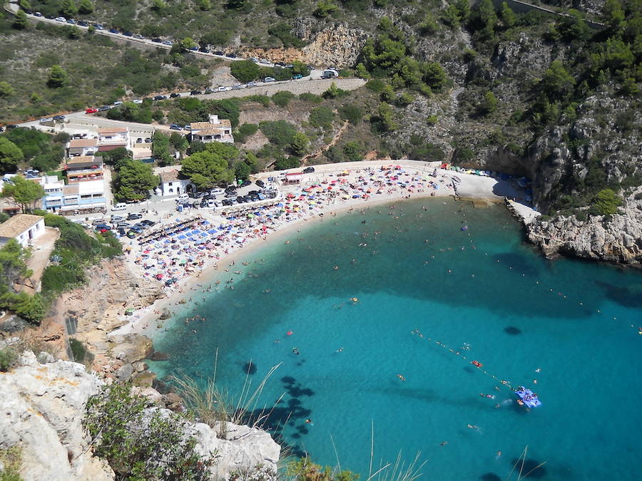 La Granadella, en Xàbia (Alicante), atrae a gran cantidad de personas por sus suaves arenas y la calidad del agua, donde además se puede hacer snorkel y buceo. 