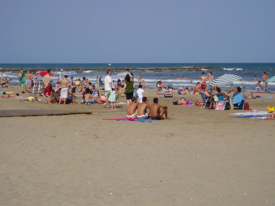 La playa Norte de la Pobla de Farnals (Valencia) es una habitual de muchos valencianos que buscan un espacio para descansar lejos de la ciudad, pero no demasiado. 