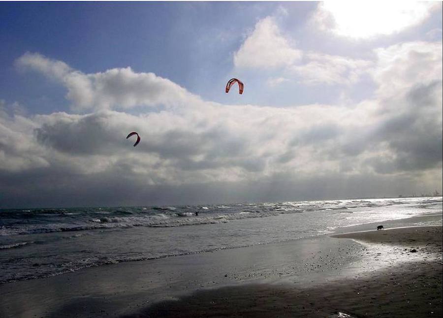 Un poco más allá está la playa del Recatí-Perellonet, de arena fina y bordeada por l'Albufera y la Devesa de El Saler. 