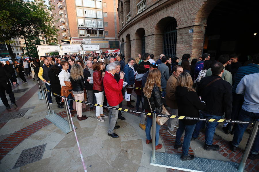 El cantante Bob Dylan ha encandilado a sus fans más incondicionales en Valencia. Los asistentes han vivido una noche muy especial que marca el final de la gira 'Never Ending Tour' a su paso por España. El artista de Minnesota ha desplegado su repertorio musical en un concierto en el que no se ha autorizado la toma de fotografías. 