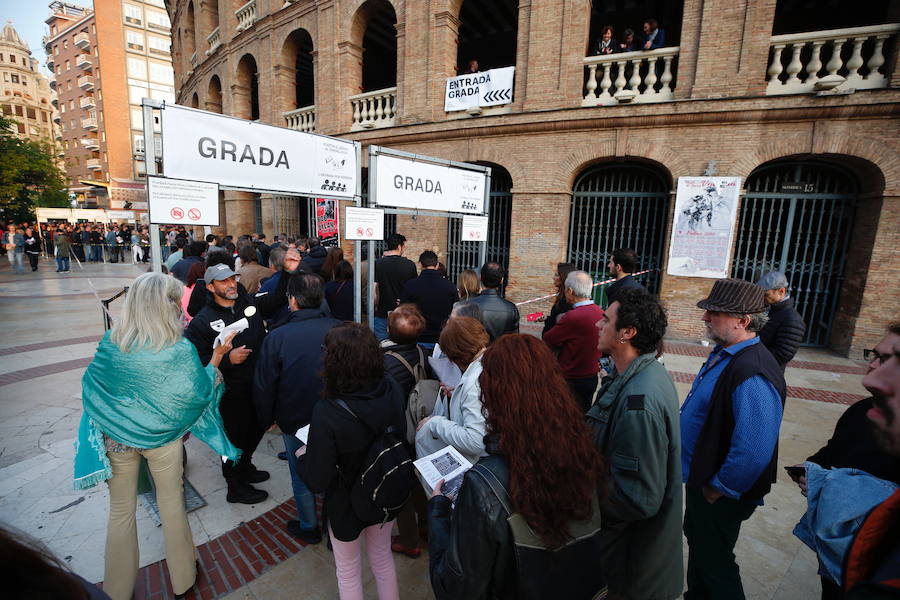 El cantante Bob Dylan ha encandilado a sus fans más incondicionales en Valencia. Los asistentes han vivido una noche muy especial que marca el final de la gira 'Never Ending Tour' a su paso por España. El artista de Minnesota ha desplegado su repertorio musical en un concierto en el que no se ha autorizado la toma de fotografías. 