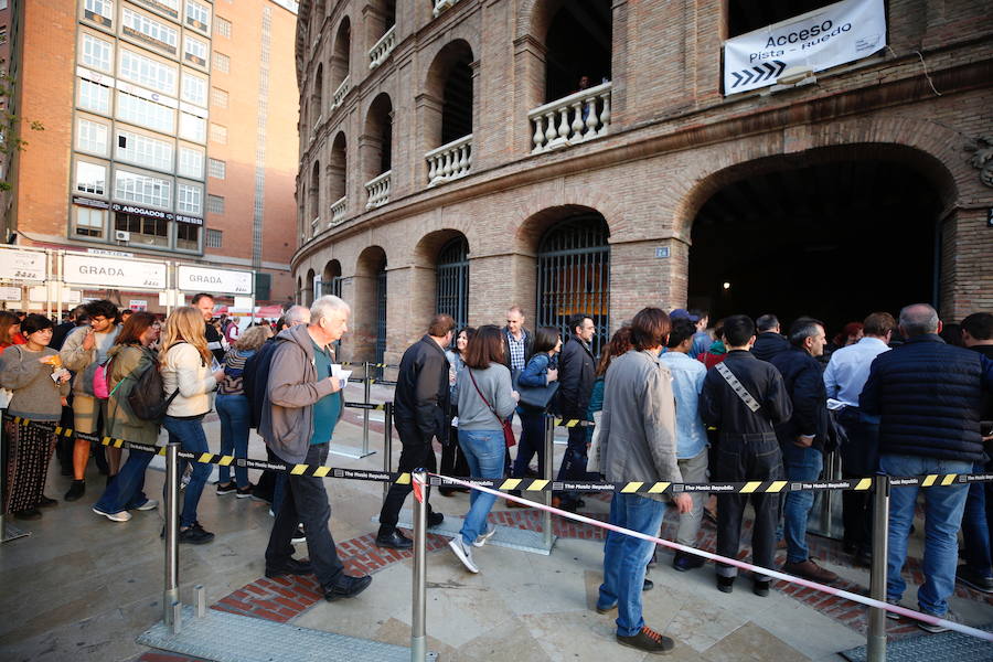 El cantante Bob Dylan ha encandilado a sus fans más incondicionales en Valencia. Los asistentes han vivido una noche muy especial que marca el final de la gira 'Never Ending Tour' a su paso por España. El artista de Minnesota ha desplegado su repertorio musical en un concierto en el que no se ha autorizado la toma de fotografías. 