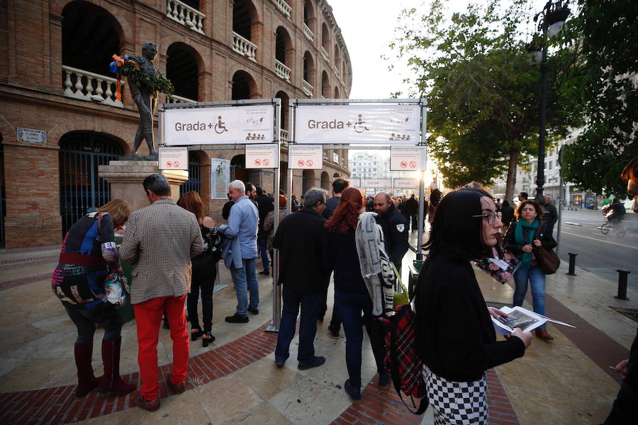 El cantante Bob Dylan ha encandilado a sus fans más incondicionales en Valencia. Los asistentes han vivido una noche muy especial que marca el final de la gira 'Never Ending Tour' a su paso por España. El artista de Minnesota ha desplegado su repertorio musical en un concierto en el que no se ha autorizado la toma de fotografías. 