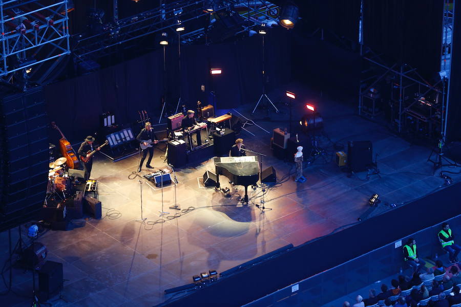 El cantante Bob Dylan ha encandilado a sus fans más incondicionales en Valencia. Los asistentes han vivido una noche muy especial que marca el final de la gira 'Never Ending Tour' a su paso por España. El artista de Minnesota ha desplegado su repertorio musical en un concierto en el que no se ha autorizado la toma de fotografías. 