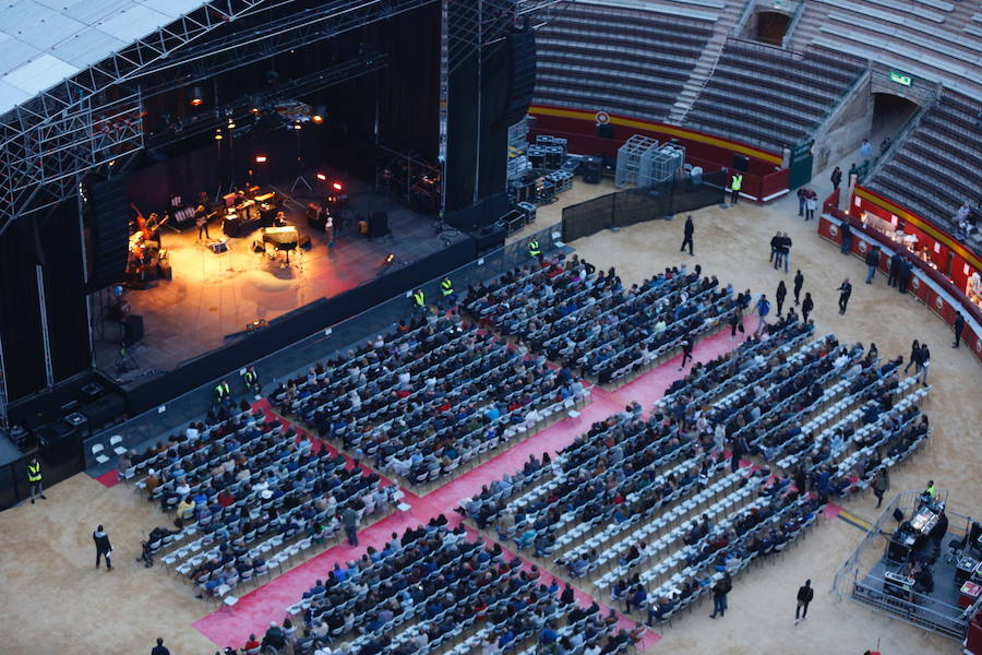 El cantante Bob Dylan ha encandilado a sus fans más incondicionales en Valencia. Los asistentes han vivido una noche muy especial que marca el final de la gira 'Never Ending Tour' a su paso por España. El artista de Minnesota ha desplegado su repertorio musical en un concierto en el que no se ha autorizado la toma de fotografías. 