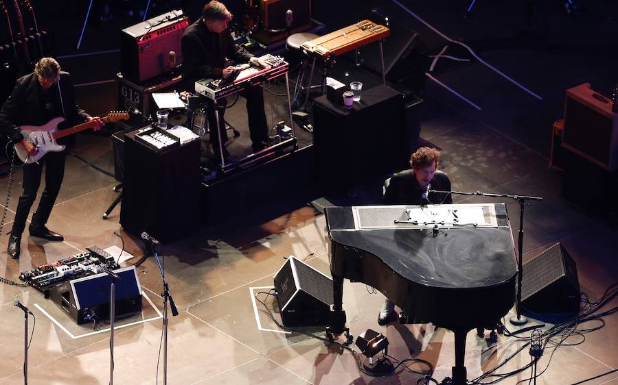 El cantante Bob Dylan ha encandilado a sus fans más incondicionales en Valencia. Los asistentes han vivido una noche muy especial que marca el final de la gira 'Never Ending Tour' a su paso por España. El artista de Minnesota ha desplegado su repertorio musical en un concierto en el que no se ha autorizado la toma de fotografías. 