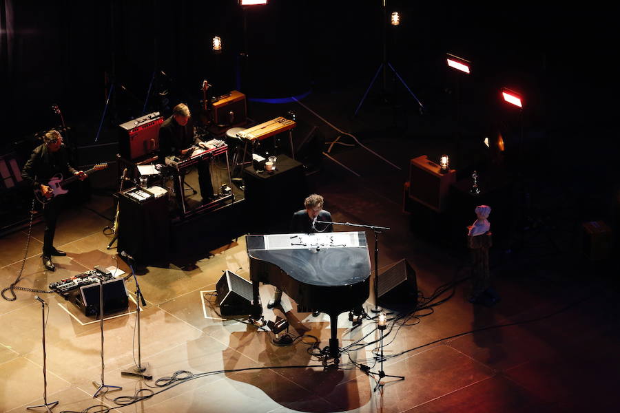 El cantante Bob Dylan ha encandilado a sus fans más incondicionales en Valencia. Los asistentes han vivido una noche muy especial que marca el final de la gira 'Never Ending Tour' a su paso por España. El artista de Minnesota ha desplegado su repertorio musical en un concierto en el que no se ha autorizado la toma de fotografías. 