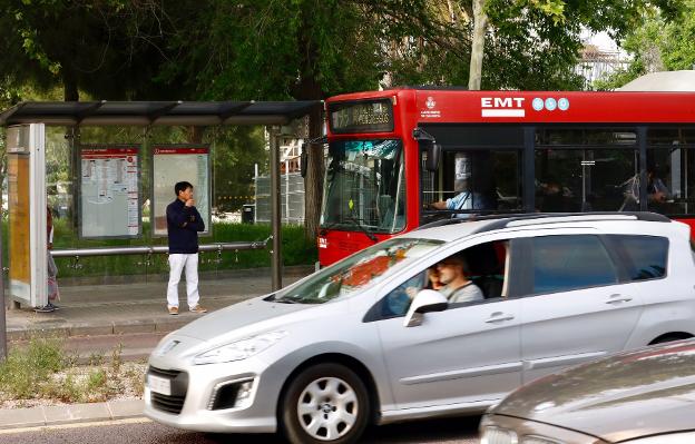 Un usuario espera al 99 en una parada del bulevar sur, ayer por la tarde. 